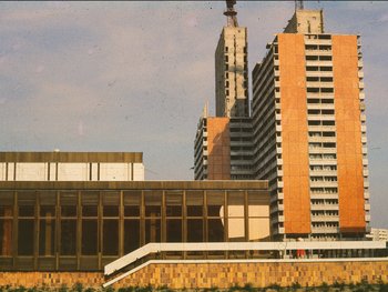 Sojus mit Hochhaus am Helene-Weigel-Platz in der Bauphase